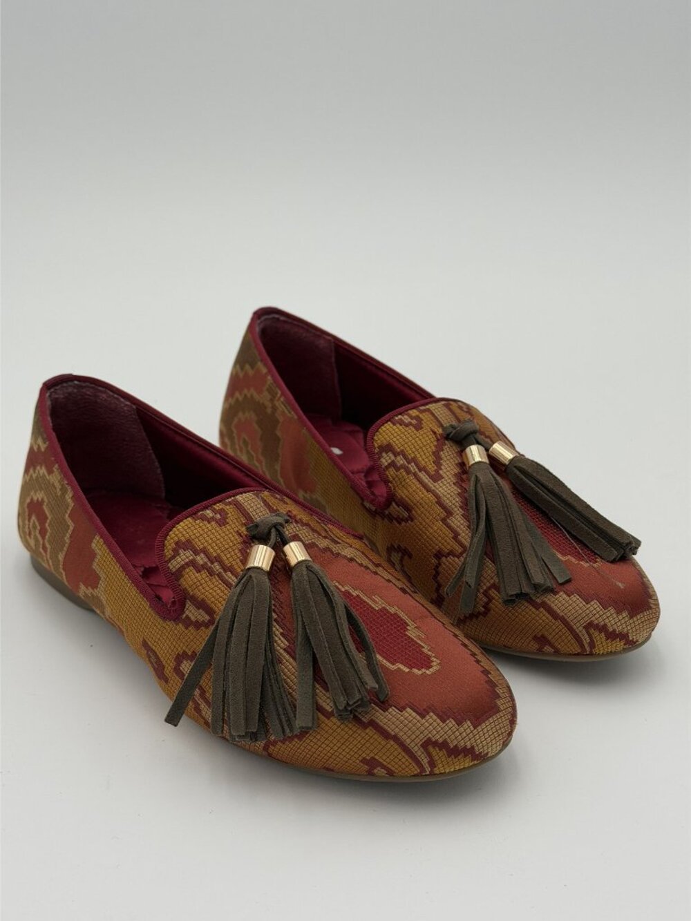 BIRDIES Womens 5 Tassel Loafer Red Gold Pattern Fabric Slip On Flats